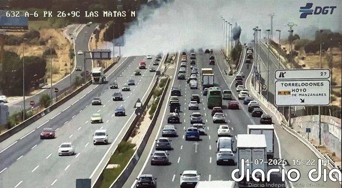 Un incendio en la cuneta de la A-6 dificulta la visibilidad a la altura de Torrelodones