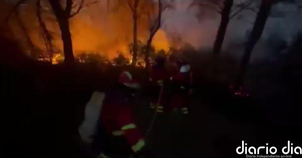 Un incendio forestal calcina mil hectáreas en la Sierra de Alcubierre y avanza sin control hacia Huesca