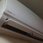Un juez avala que unos vecinos mantengan su aire acondicionado en la fachada