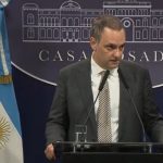 Un juez prohíbe salir de Argentina al exjefe de Gabinete de Milei