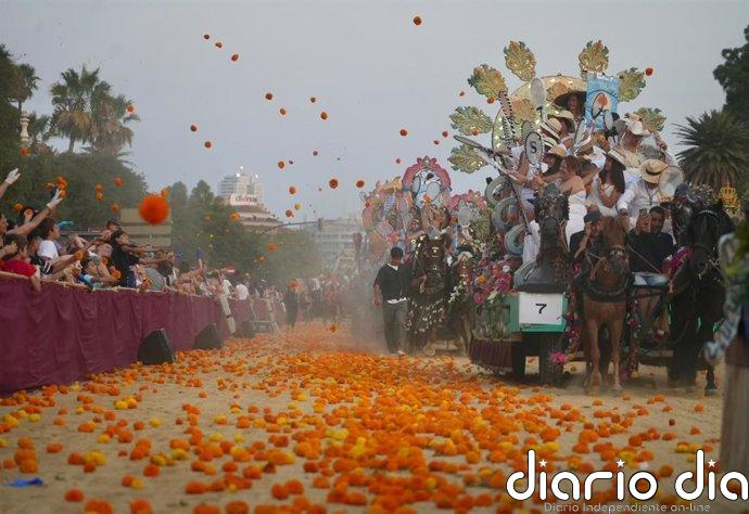 Una Batalla de Flores "única" en el mundo tiñe de color la Alameda de València con millones de clavelones como munición