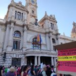 Una concentración ante el Ayuntamiento de València alerta de la mercantilización de protección animal: "Es exterminio"