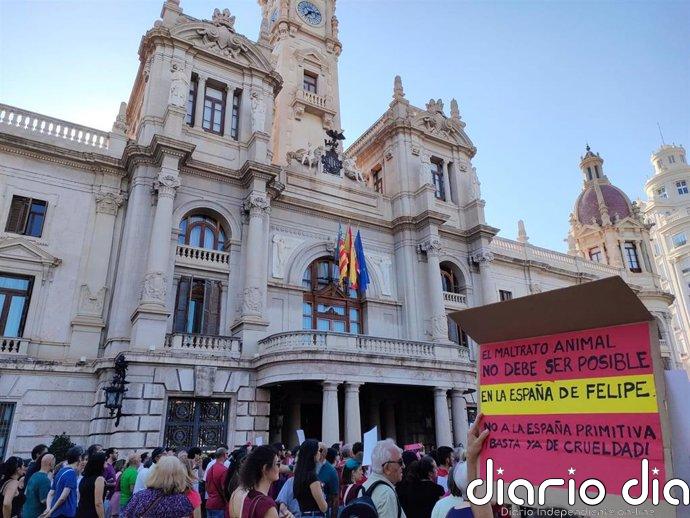 Una concentración ante el Ayuntamiento de València alerta de la mercantilización de protección animal: "Es exterminio"