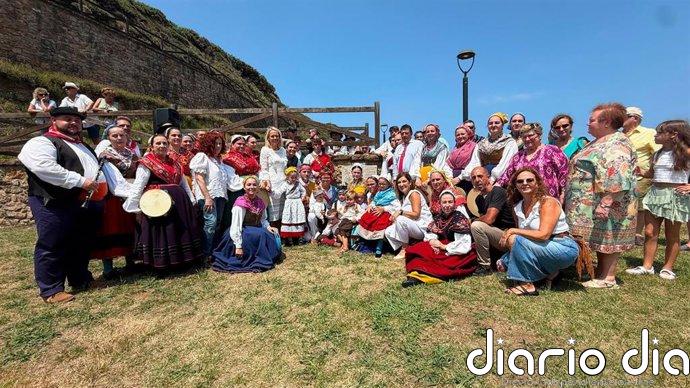 Una placa recuerda desde hoy a la exdirectora del Grupo de Danzas Santa Justa Conchi García en Ubiarco