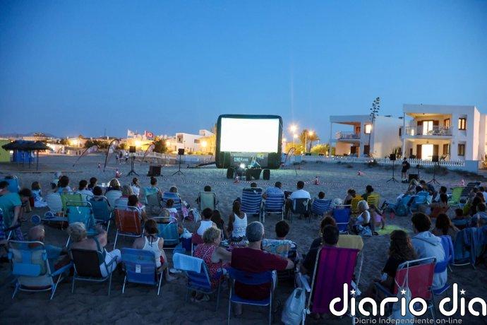 Una veintena de playas de Valencia ofrecen proyecciones nocturnas de cine en verano