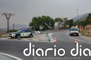 Unas 13 carreteras madrileñas permanecen afectadas por el incendio de la sierra oeste, con cortes totales o parciales