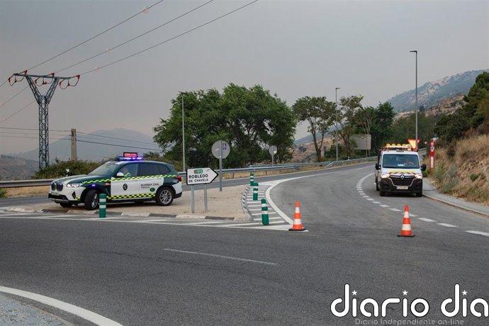 Unas 13 carreteras madrileñas permanecen afectadas por el incendio de la sierra oeste, con cortes totales o parciales