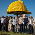 Universidad de Huelva recupera el casco de seguridad más grande del mundo como símbolo del compromiso con la prevención
