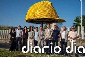 Universidad de Huelva recupera el casco de seguridad más grande del mundo como símbolo del compromiso con la prevención