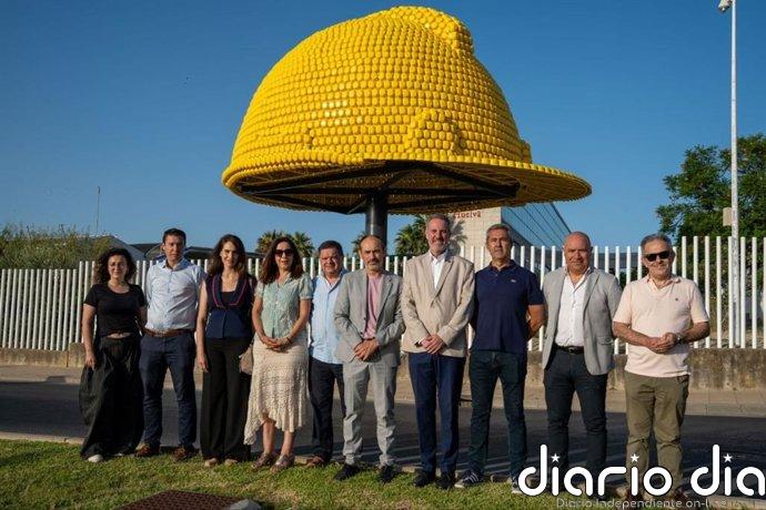Universidad de Huelva recupera el casco de seguridad más grande del mundo como símbolo del compromiso con la prevención