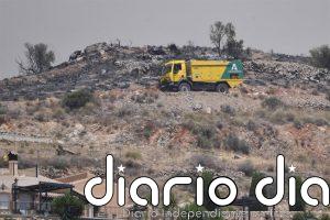 Unos 20 efectivos y dos autobombas trabajan en la noche de este miércoles en el remate del incendio de Almería