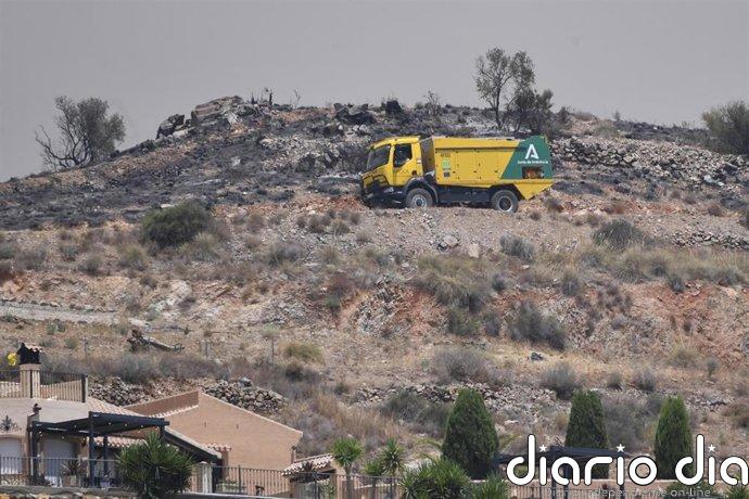 Unos 20 efectivos y dos autobombas trabajan en la noche de este miércoles en el remate del incendio de Almería
