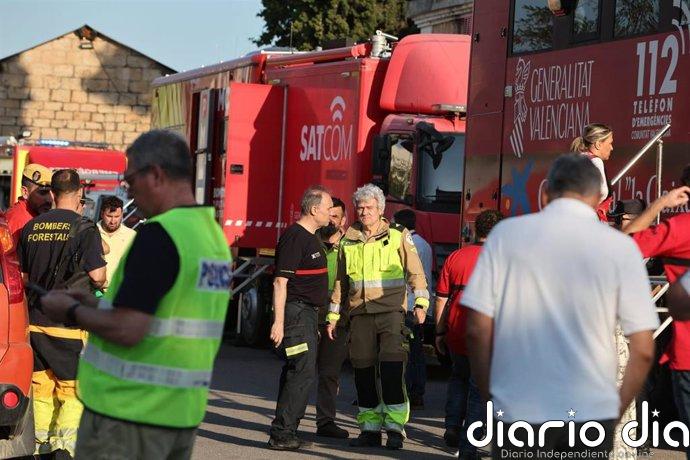 Unos 200 medios terrestres y 15 aéreos trabajan para apagar el fuego de Soneja y evitar que llegue a Sierra de Espadán
