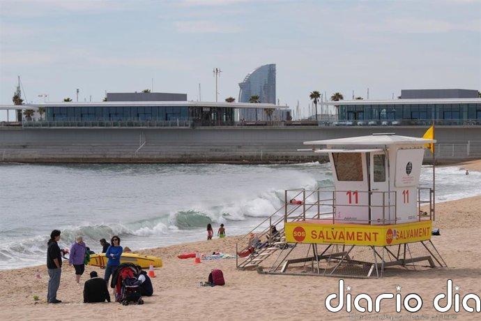 Unos 50 socorristas reclaman en Barcelona más recursos para un servicio "digno y seguro"