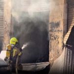 Unos 70 vecinos son realojados en hoteles a causa del incendio en los bajos de un edificio de València
