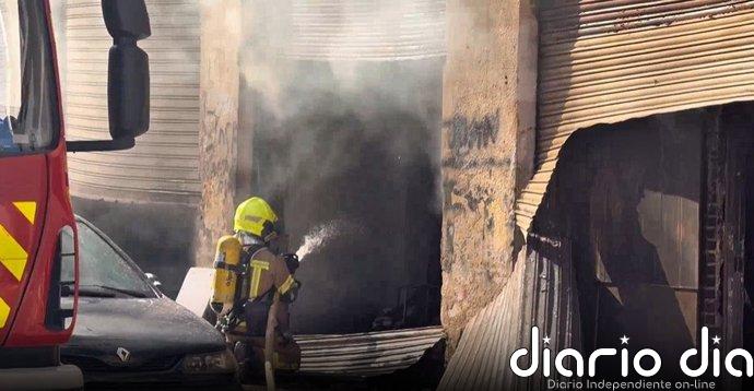Unos 70 vecinos son realojados en hoteles a causa del incendio en los bajos de un edificio de València