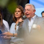 Uribe avisa a De la Espriella de que su partido se defenderá "como abejas" si "el tigre ruge"