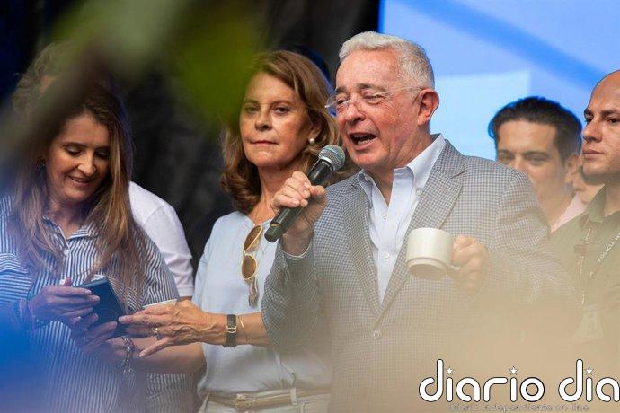 Uribe avisa a De la Espriella de que su partido se defenderá "como abejas" si "el tigre ruge"