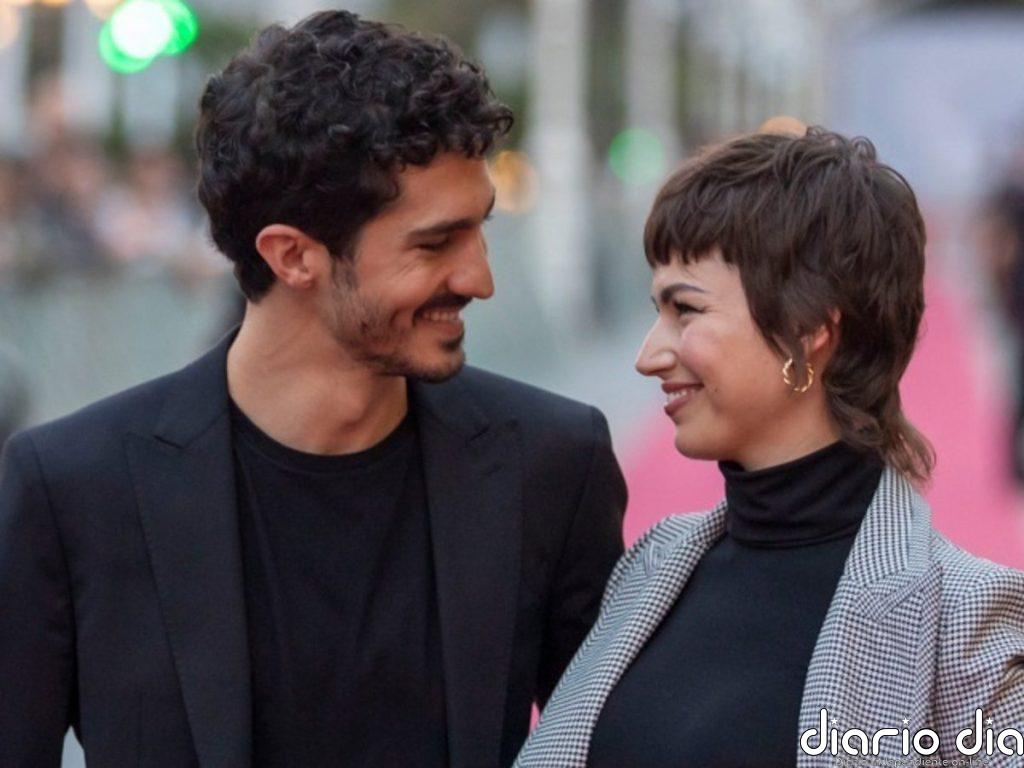Úrsula Corberó y Chino Darín, su paseo más cómplice y cariñoso con su bebé Dante por las calles de Barcelona