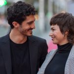 Úrsula Corberó y Chino Darín, su paseo más cómplice y cariñoso con su bebé Dante por las calles de Barcelona