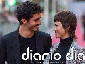 Úrsula Corberó y Chino Darín, su paseo más cómplice y cariñoso con su bebé Dante por las calles de Barcelona