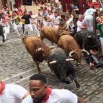 Veloz encierro de Álvaro Núñez en San Fermín con los toros liderando la carrera por delante de los mansos