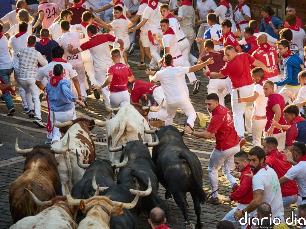 Vertiginoso y accidentado encierro de los Victoriano del Río en San Fermín con un herido por asta de toro