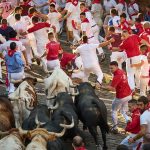 Vertiginoso y accidentado encierro de los Victoriano del Río en San Fermín con un herido por asta de toro