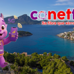 Dimoniet, la mascota de Conettam, en un rincón emblemático de Mallorca. Imagen generada digitalmente, cedida por Conettam.