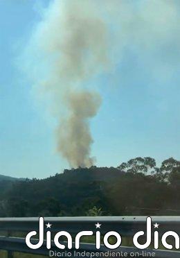 Activo un incendio forestal en Moaña (Pontevedra) desde este mediodía