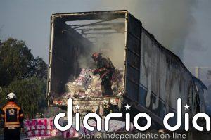 Al menos trece muertos y cuatro heridos al chocar una van contra un trailer en una carretera de Cusco (Perú)
