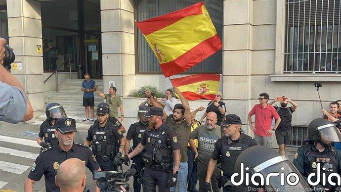Alvise tiene que ser evacuado tras las contramanifestaciones de ciudadanos ceutíes
