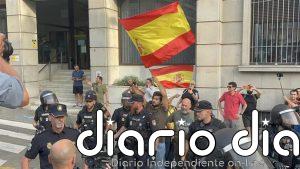 Alvise tiene que ser evacuado tras las contramanifestaciones de ciudadanos de origen marroquí en Ceuta