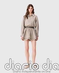 Amaia Montero cumple 50 años con el vestido más favorecedor para todo tipo de cuerpos y las botas que serán tendencia