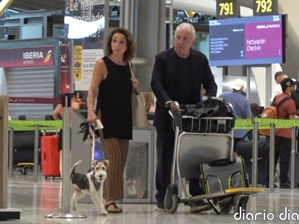 Ana Belén y Víctor Manuel, escapada de verano con su fiel compañero