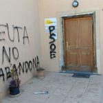Aparecen pintadas en favor de Ceuta y contra el PSOE en un edificio público de Artà