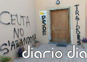 Aparecen pintadas en favor de Ceuta y contra el PSOE en un edificio público de Artà