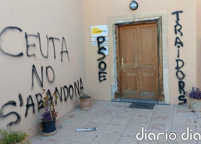 Aparecen pintadas en favor de Ceuta y contra el PSOE en un edificio público de Artà