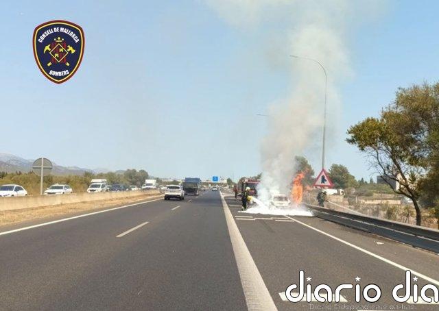 Arde un coche en la Ma-13 sin causar heridos