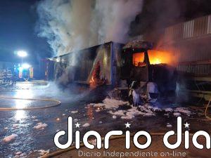 Arde un coche mientras circulaba por la S-10 y un camión en una nave en Corvera de Toranzo