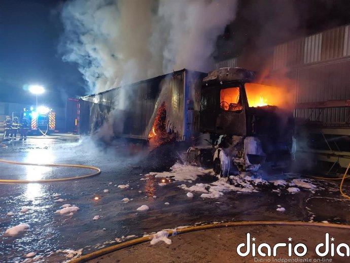Arde un coche mientras circulaba por la S-10 y un camión en una nave en Corvera de Toranzo