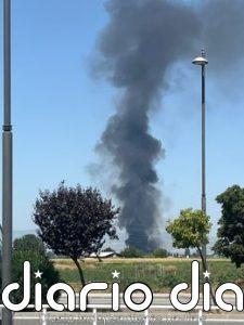 Arde una nave con chatarra acumulada en la zona de la Hípica en Granada capital