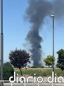 Arde una nave con chatarra acumulada en la zona de la Hípica en Granada capital