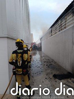 Arde una nave del polígono de Montecristo de Sant Antoni Bomberos del Ibanat actúan en el incendio.