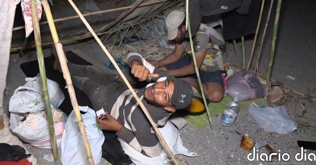 Así pasan la noche en Ceuta los migrantes que esperan un traslado a campamentos temporales