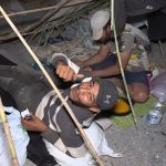 Así pasan la noche en Ceuta los migrantes que esperan un traslado a campamentos temporales