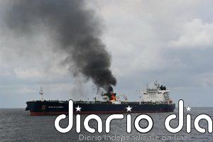 Atacado y destruido un carguero en la costa de Yemen