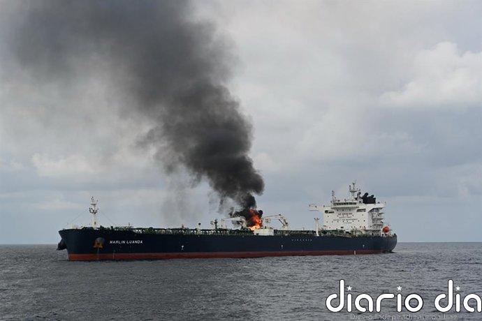 Atacado y destruido un carguero en la costa de Yemen