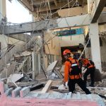 Aumentan a más de 50 los muertos por el seísmo de magnitud 7,7 en la isla de Flores, Indonesia