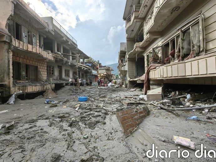 Aumentan a más de 900 los muertos en Nepal por la devastadora riada en la frontera con China